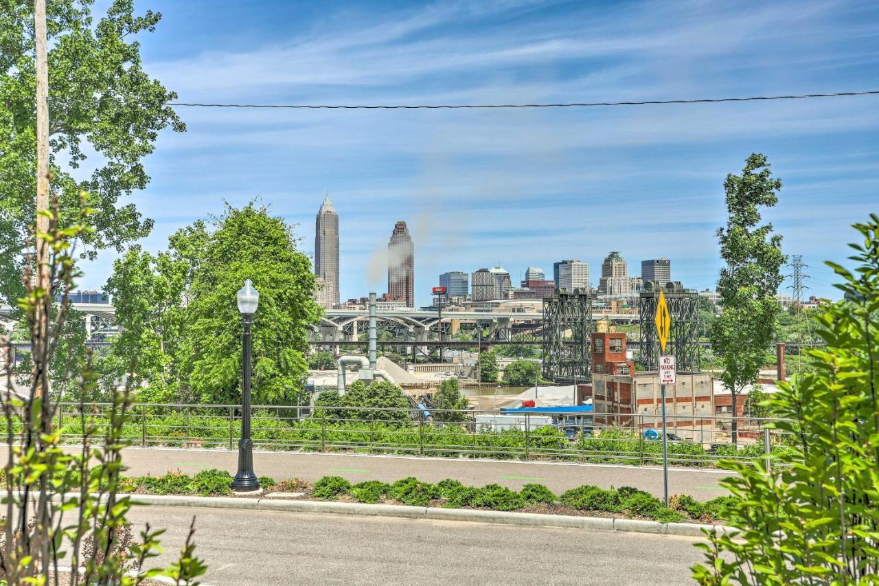 Holiday home Gem With Direct Skyline View! Cleveland