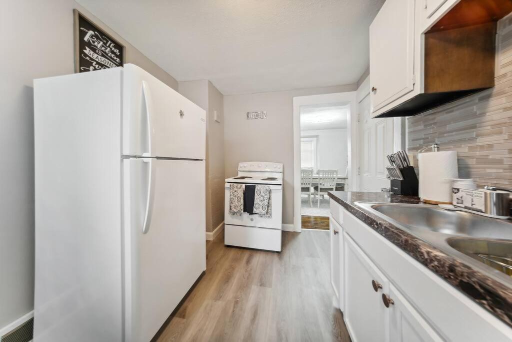 Contemporary Pearl Apartment Cleveland