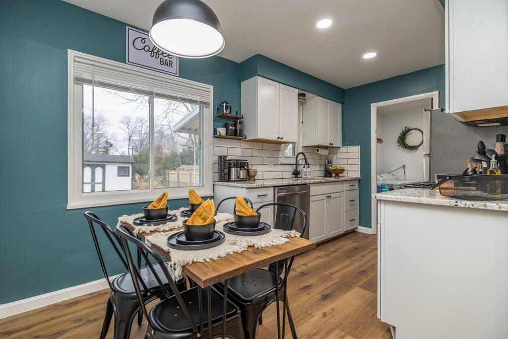 Close To Airport* Pets*fenced Yard*a/c & Fast Wifi