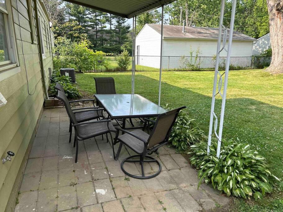 Close To Airport* Pets*fenced Yard*a/c & Fast Wifi Holiday home