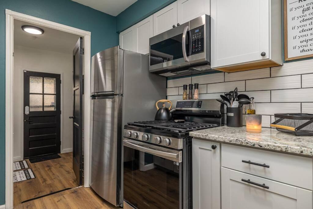 Close To Airport* Pets*fenced Yard*a/c & Fast Wifi