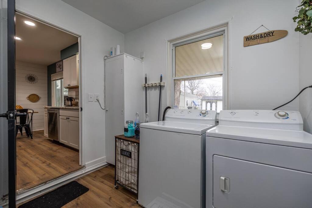 Close To Airport* Pets*fenced Yard*a/c & Fast Wifi *