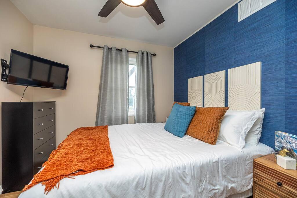 Close To Airport* Pets*fenced Yard*a/c & Fast Wifi Cleveland