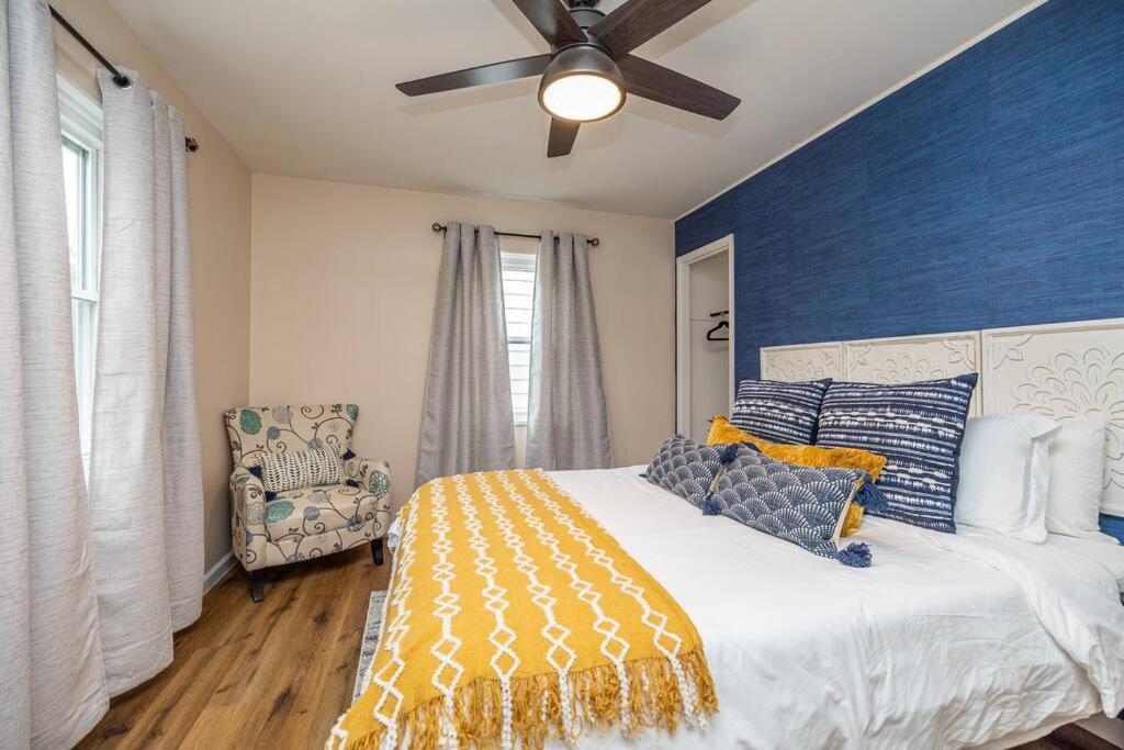 Close To Airport* Pets*fenced Yard*a/c & Fast Wifi
