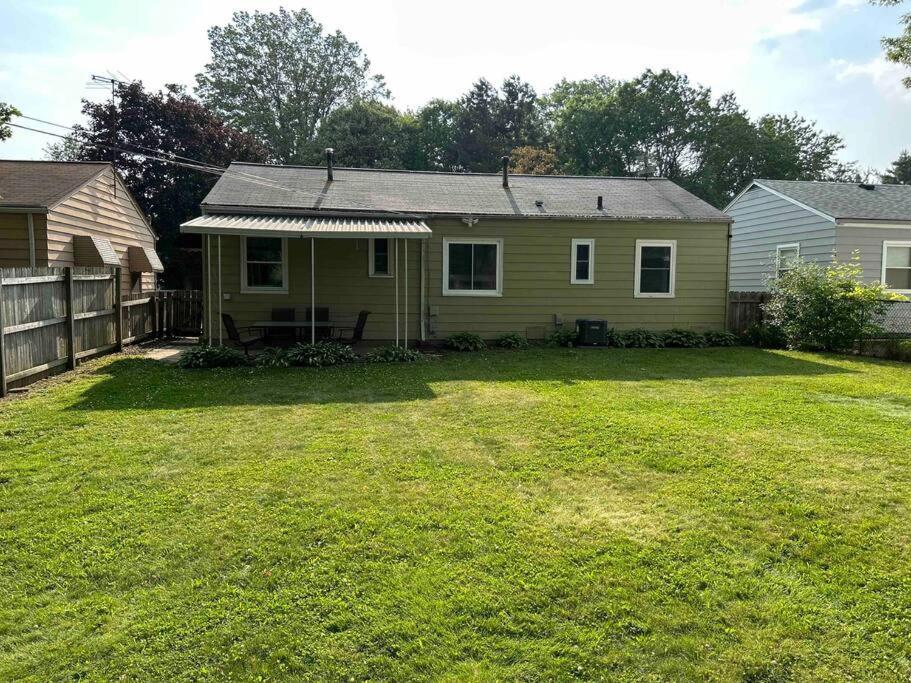 Close To Airport* Pets*fenced Yard*a/c & Fast Wifi Cleveland