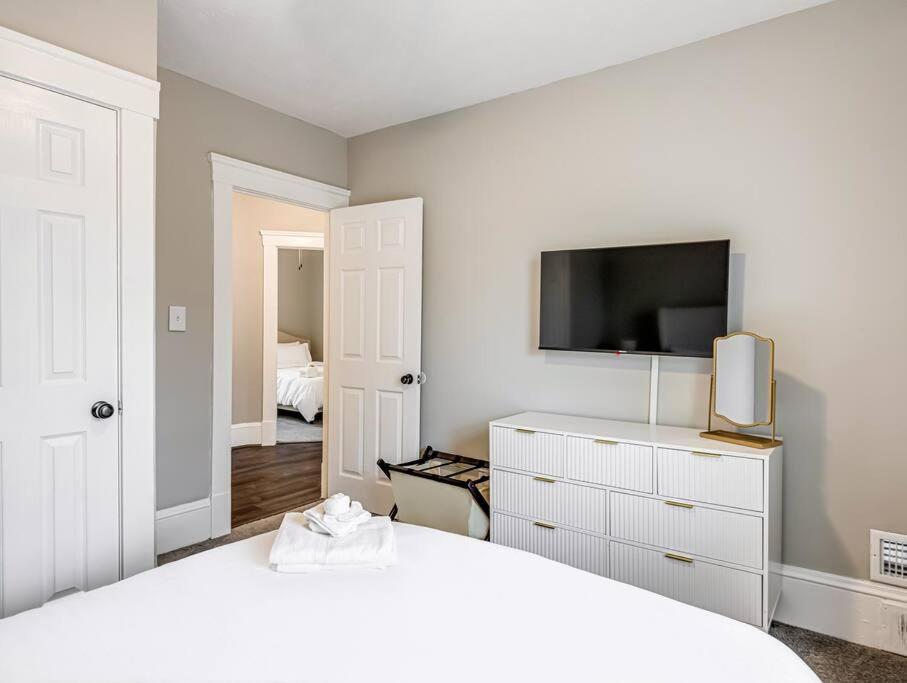 Upscale Near Downtown Cle, R&r Hof, Beach, Arena Cleveland