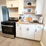 The Gateway: Entire Apartment 7 Mins From Airport