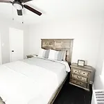 The Gateway: Entire Apartment 7 Mins From Airport