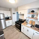 The Gateway: Entire Apartment 7 Mins From Airport