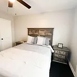 The Gateway: Entire Apartment 7 Mins From Airport