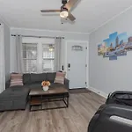 New Updated Cleveland Apt In The Heart Of Little-Italy With Massage Chair And A Hot Tub!