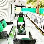 The Tremont Emerald - By Christmas Story House - Historic Charm & Modern Comfort Near Downtown With Parking, 300Mb Wifi & Self Check-In