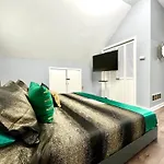 The Tremont Emerald - By Christmas Story House - Historic Charm & Modern Comfort Near Downtown With Parking, 300Mb Wifi & Self Check-In