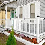 The Tremont Emerald - By Christmas Story House - Historic Charm & Modern Comfort Near Downtown With Parking, 300Mb Wifi & Self Check-In