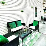 The Tremont Emerald - By Christmas Story House - Historic Charm & Modern Comfort Near Downtown With Parking, 300Mb Wifi & Self Check-In