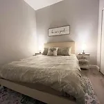 Local Modern Getaway - Ground Floor