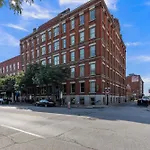 Downtown Cleveland- Steps To Sports & Events Condo