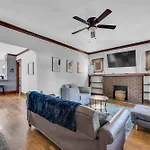 Beautifully Remodeled Duplex Apt In West Blvd