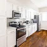 Luxury Downtown Townhome Private Garage Unit 9