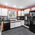 Spacious Family Getaway - Near Cleveland Clinic