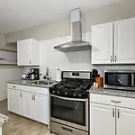 3 Bed Spacious 1St Floor Apt At Tremont