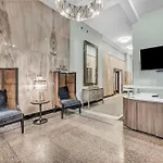 Chic 2-Br Unit With Free Pool & Playhouse Square View 1103