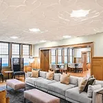 Chic 2-Br Unit With Free Pool & Playhouse Square View 1103