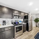 Chic 2-Br Unit With Free Pool & Playhouse Square View 1103