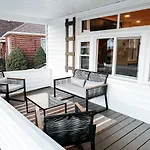 Large 4 Bedroom Recently Renovated With Hot Tub