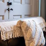 Victorian Estates - Cute Stuido - Steps To Clinic