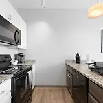 Luxury Downtown Cleveland Condo L 2 Tv\'S L Parking