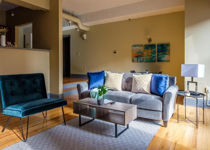 Frontdesk 2015 East 4Th Street Apts Downtown Cleveland