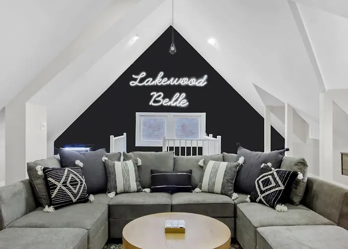 The Lakewood Belle: Family Friendly Home 10 Minutes To Downtown!