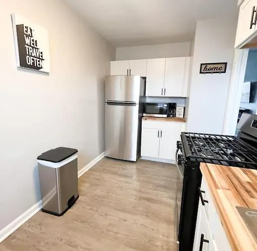 The Gateway: Entire Apartment 7 Mins From Airport