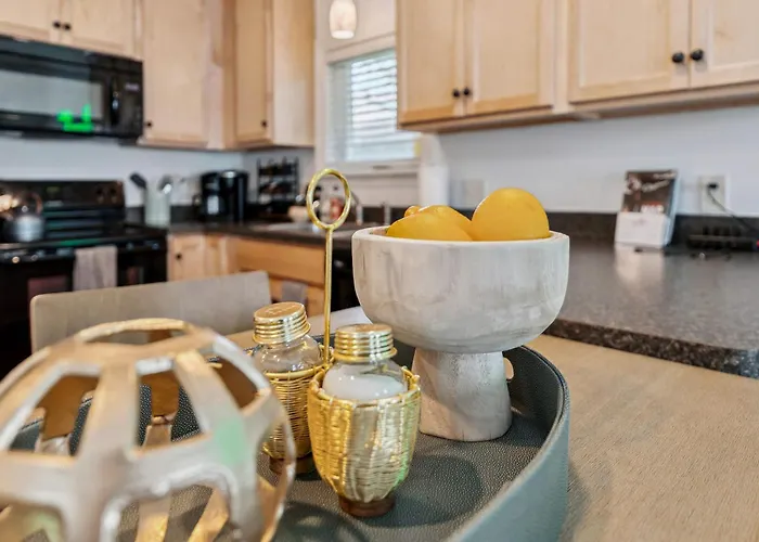Newly Renovated Tremont Treasure I Cozy + Modern