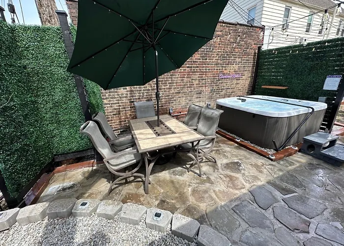 New Updated Cleveland Apt In The Heart Of Little-Italy With Massage Chair And A Hot Tub!
