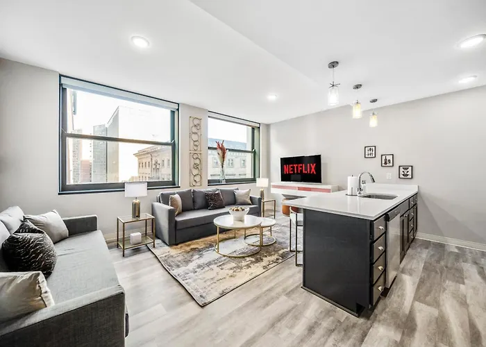 506- 2Br Unit With Olympic Pool & Steam Access In Downtown Playhouse Square