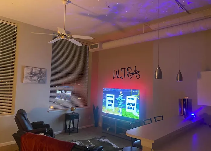 Downtown Cle Loft, River View, King Bed, Free Parking
