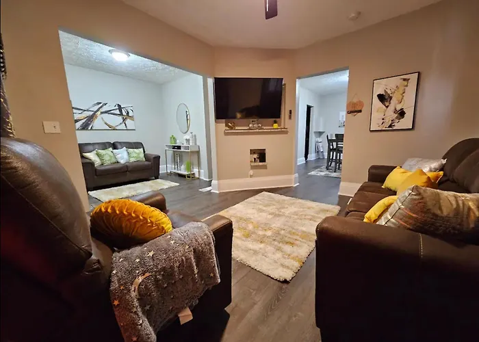 Elegant 4 Bedroom @Cleveland Clinic Area