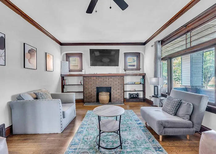 Beautifully Remodeled Duplex Apt In West Blvd