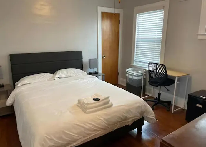 Comfy First Floor Bedroom Near Cleveland Clinic Fairview
