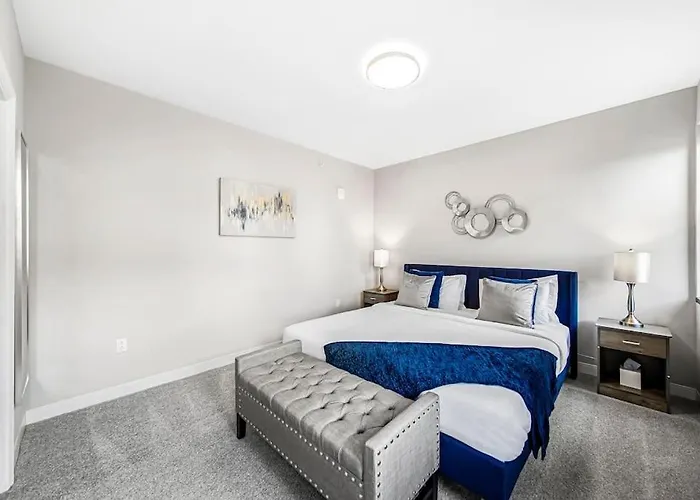 Chic 2-Br Unit With Free Pool & Playhouse Square View 1103