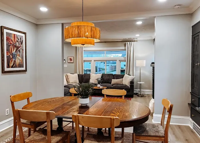 Large 4 Bedroom Recently Renovated With Hot Tub