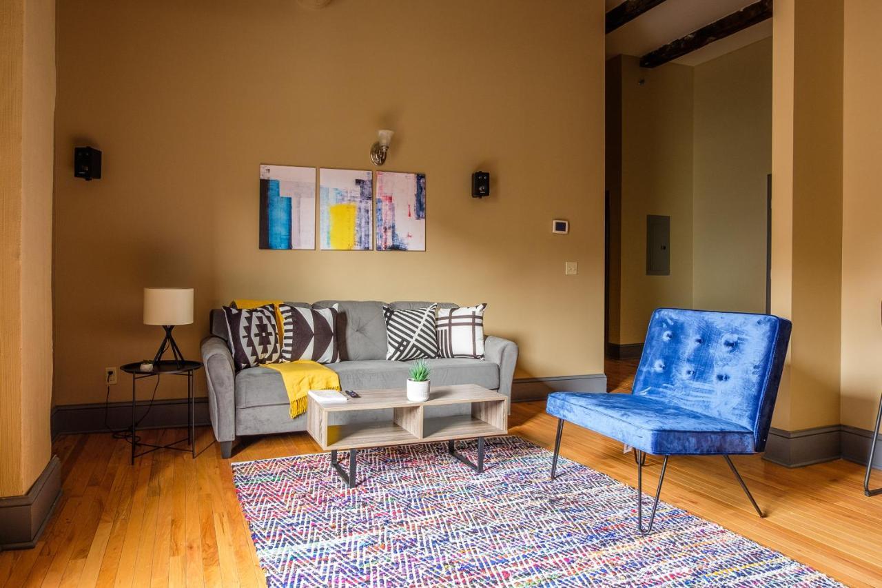 Frontdesk 2015 East 4th Street Apts Downtown Cleveland