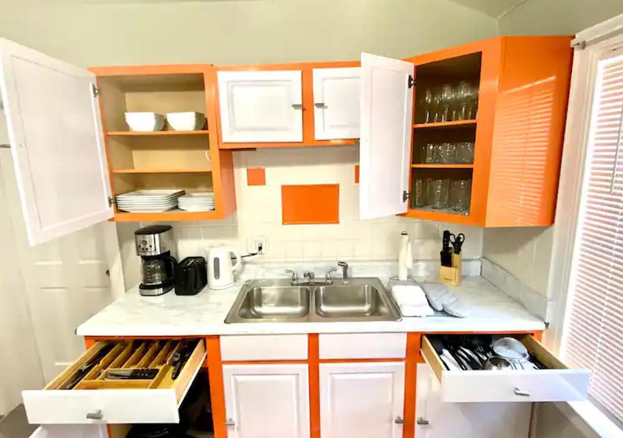 La Naranja Retreat - Cozy Duplex Near Downtown With Parking, 300 Mb Wifi & Self Check In Cleveland