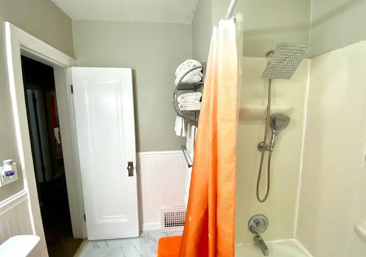 La Naranja Retreat - Cozy Duplex Near Downtown With Parking, 300 Mb Wifi & Self Check In Cleveland