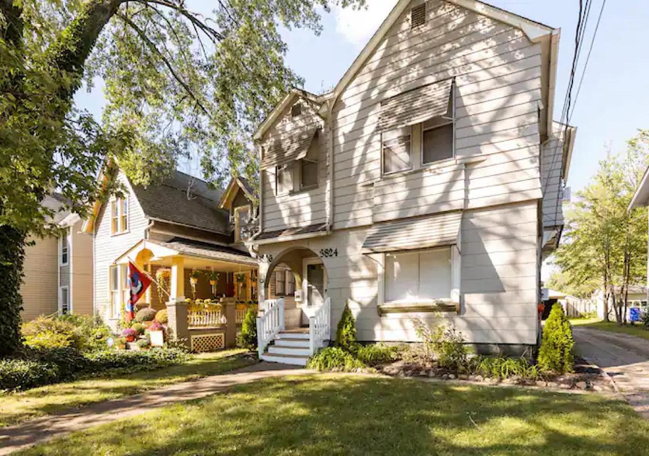 La Naranja Retreat - Cozy Duplex Near Downtown With Parking, 300 Mb Wifi & Self Check In Cleveland