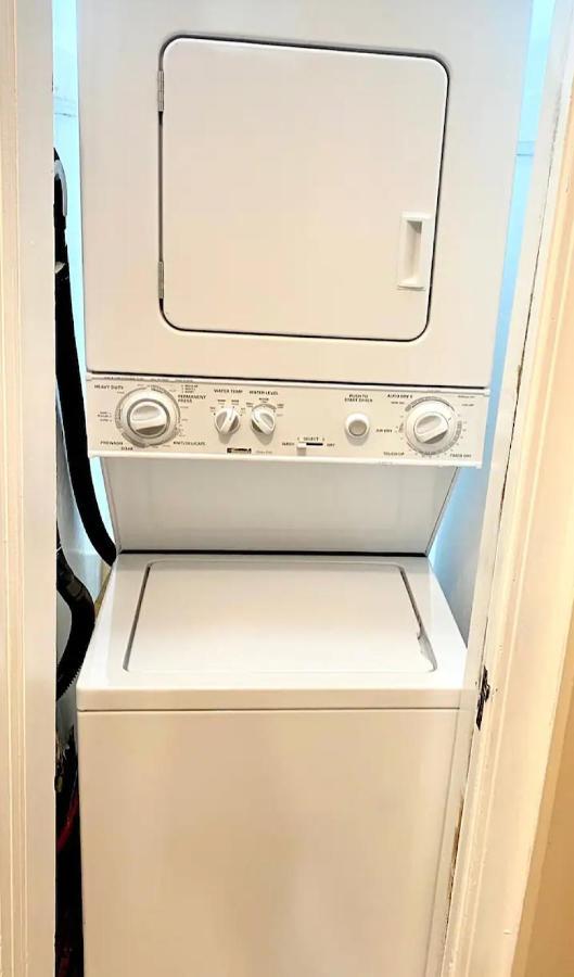 La Naranja Retreat - Cozy Duplex Near Downtown With Parking, 300 Mb Wifi & Self Check In Cleveland