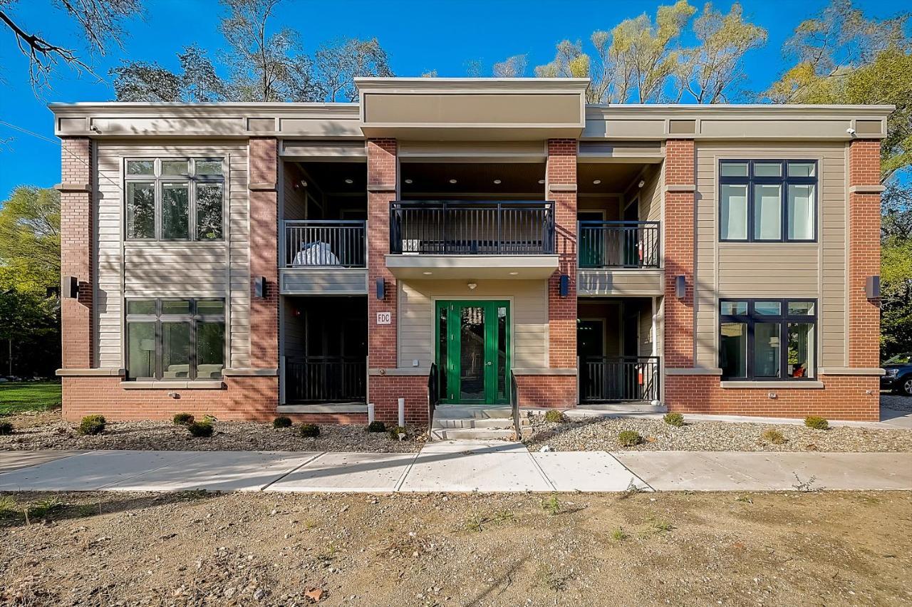 Frontdesk Tremont Oaks Micro Apts