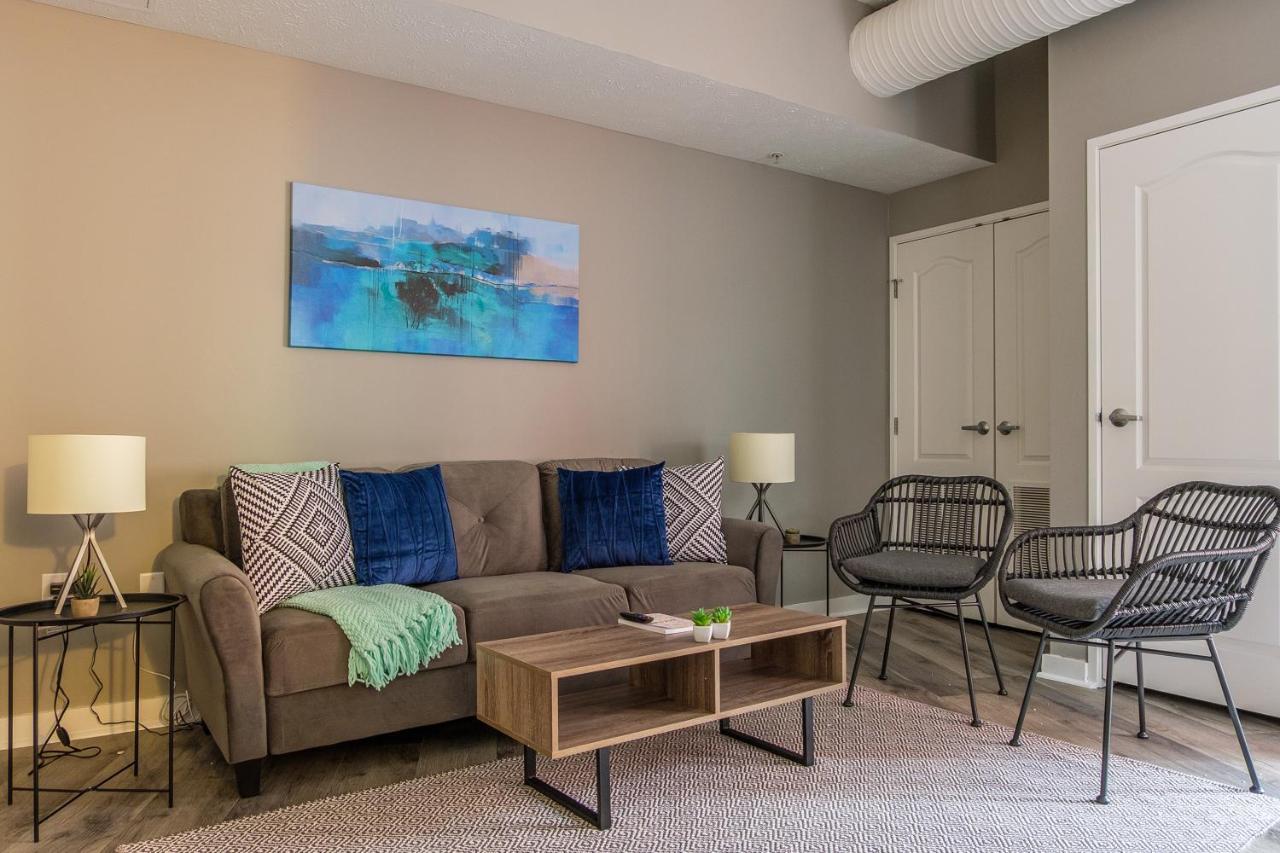 Frontdesk Osborn Apts Downtown Apartment
